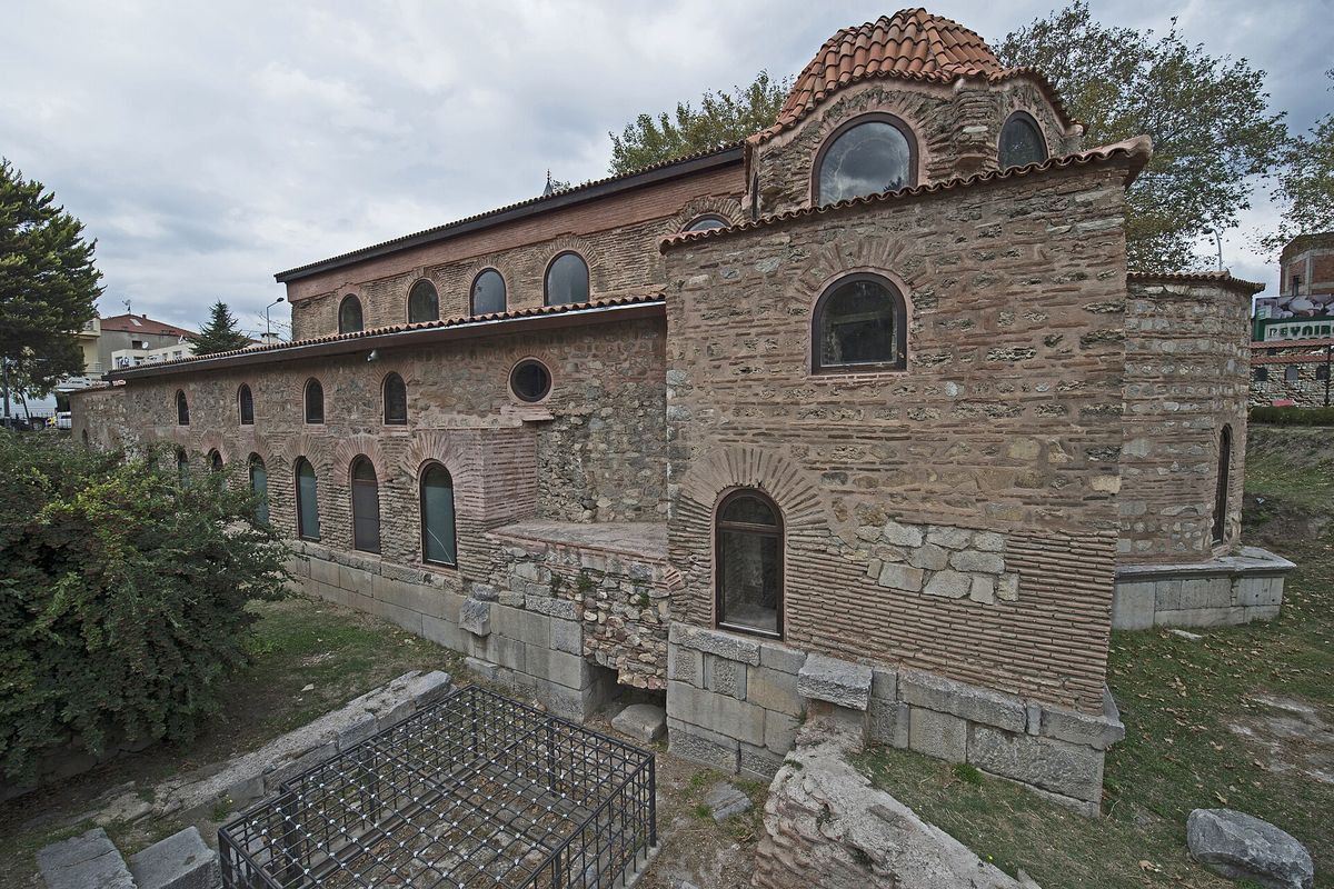 İznik Ayasofya'nın tuğla ve taş örgülü dış cephesi ve kubbesi