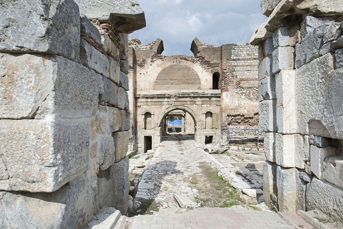 İznik surlarında İstanbul Kapısı'nın iç avlusu ve kemerli geçitler