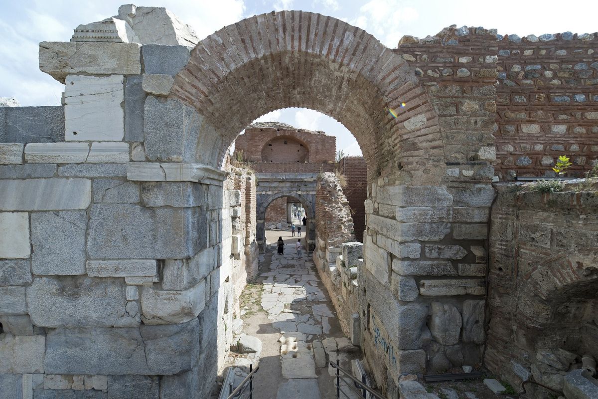 İznik surlarında Lefke Kapısı'nın mermer ve tuğla kemerli geçidi