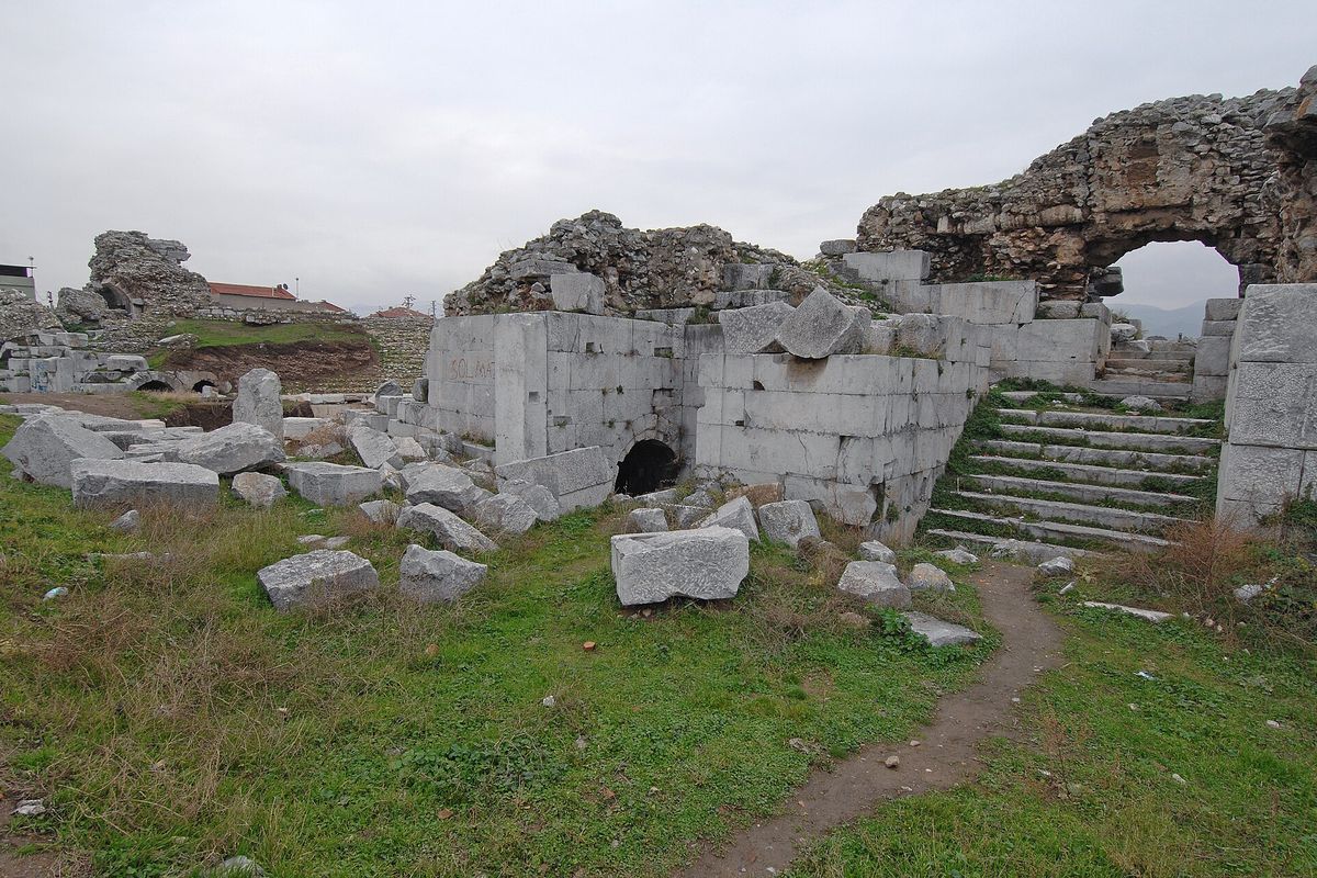 İznik Roma Tiyatrosu'nun taş basamakları ve tonozlu kalıntıları