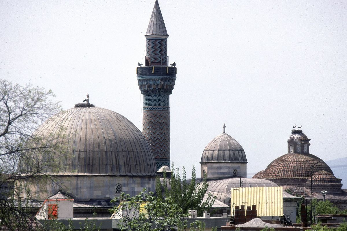 Yeşil Cami'nin çinili minaresi ve kubbeleri