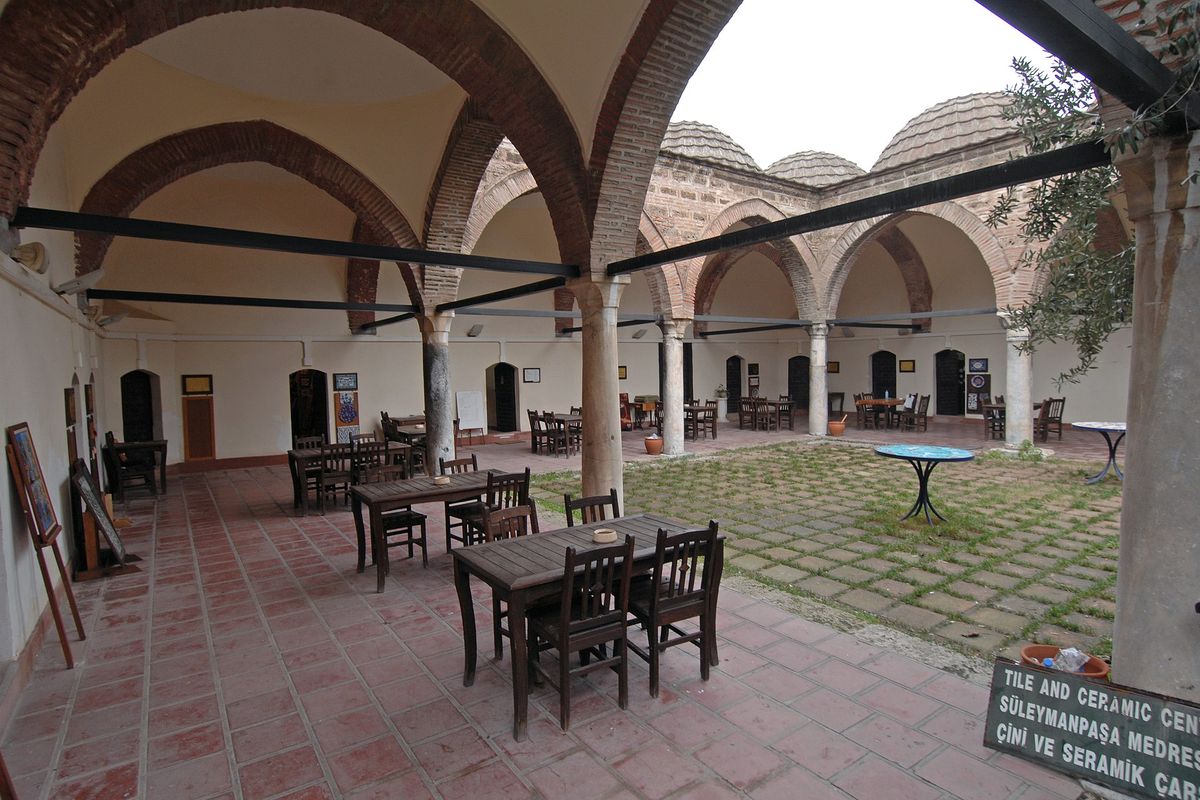 Süleyman Paşa Medresesi'nin revaklı avlusu; çini ve seramik çarşısı