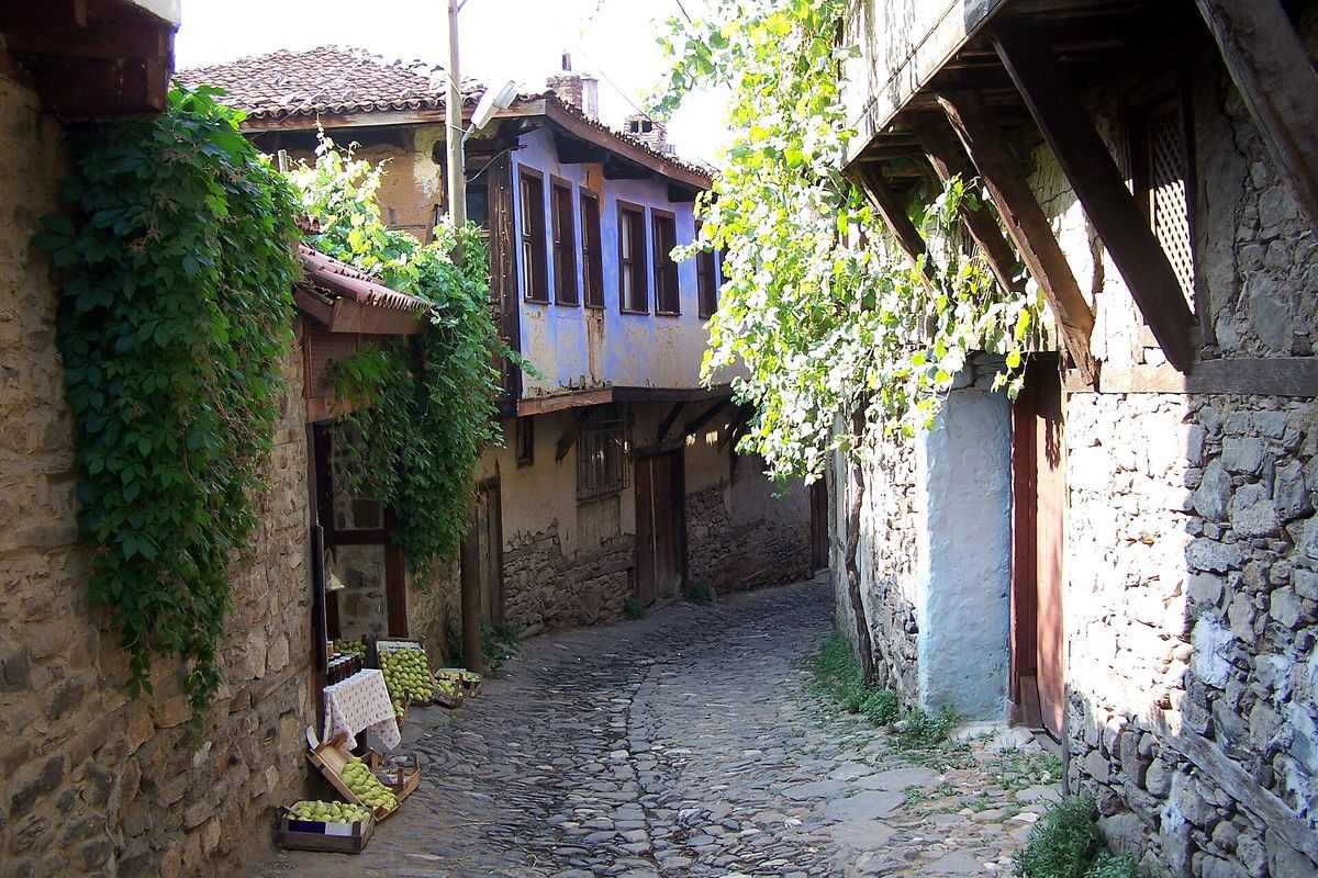 Cumalıkızık'ta taş döşeli dar sokak ve ahşap çıkmalı evler