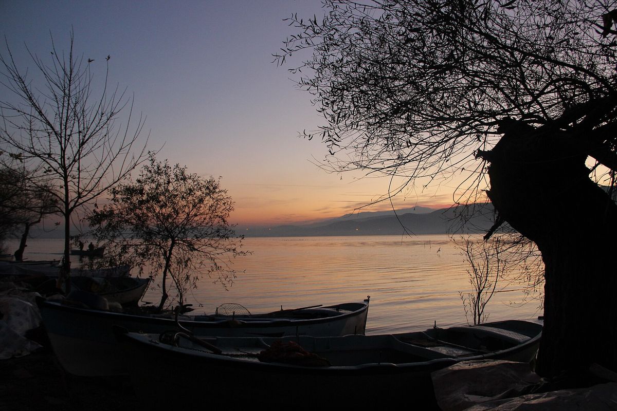 Gölyazı'da gün batımında Uluabat Gölü ve kayıklar